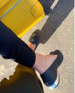 silvia-loafer-palha-preta-perto
