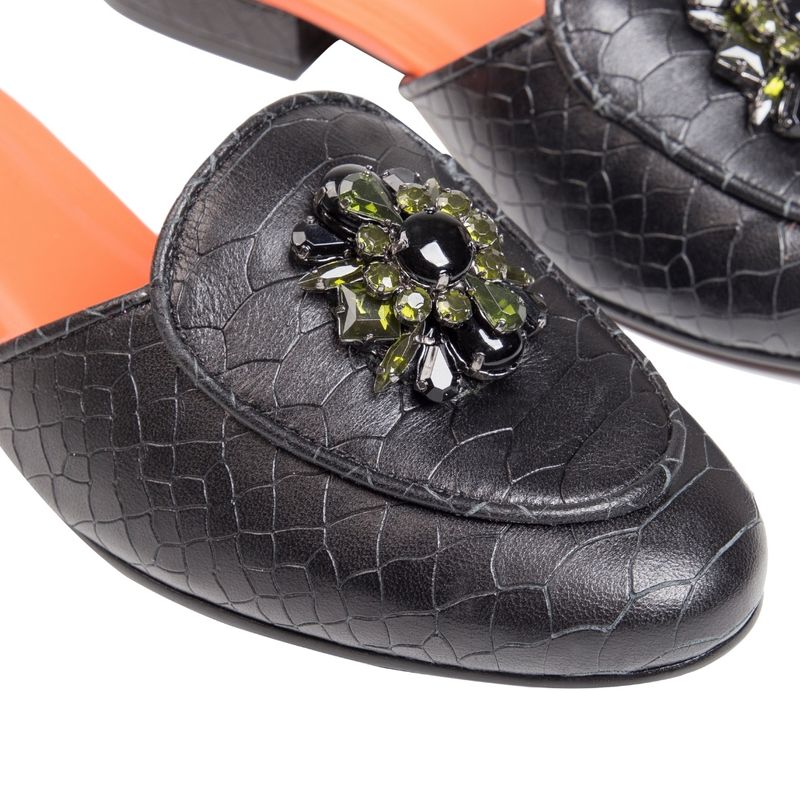 slip-on-croco-preto-broche